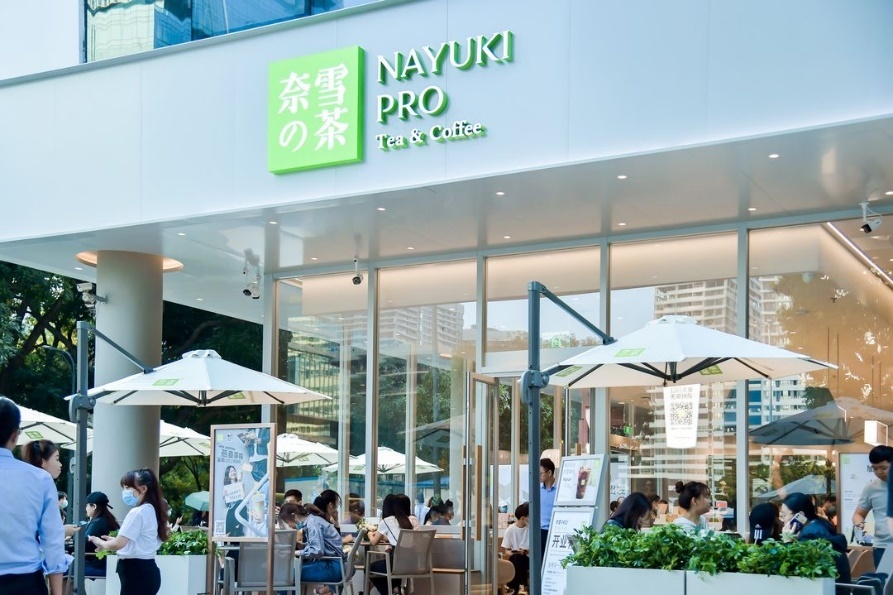 一群人在商店里

描述已自动生成